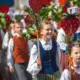 Rīgu pieskandina XIII skolu jaunatnes dziesmu un deju svētku kulminācija: tūkstošu gājiens vieno sirdis