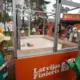 Robotu cīņas un galvu reibinoši video: Mežaparkā atklāta Dziesmu un deju svētku zinātņu darbnīcu zona, radot nākotnes sinerģiju