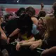 Roka leģendas "Queens of the Stone Age" pirmo reizi satricina Rīgu ar episku koncertu "Xiaomi Arēnā"
