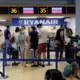 Ryanair Pārsteidz Pasažierus: Lielāka Bezmaksas Rokas Bagāža Kļūs par Realitāti!