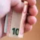 Saldus novada iedzīvotāja piedzīvo dzīves pavērsienu: "Simtgades loterijas" biļete atnes 100 000 eiro laimestu