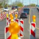 Satiksme Latvijā šonedēļ: plaši būvdarbi un lietavu izskaloti ceļi prasa autovadītāju pacietību