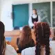 Satraucošie dati: tūkstošiem bērnu Latvijā neapmeklē skolu, vēl teju 11 000 mācās ārvalstīs