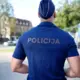 Šausmas Brīvības Ielas Lombardā: Aizturēts Laupītājs, Kurš Darbinieci Aplēja ar Benzīnu un Vitrīnu Iztukšoja Ar Cirvi