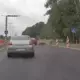 Šausmas Kalnciema ielā: Auto Notriec Tēvu ar Bērnu uz Gājēju Pārejas Rīgā