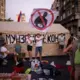 Serbijā Neapmierinātības Vilnis Kulminē: Masveida Protesti Satricina Valsti un Prasa Pirmstermiņa Vēlēšanas