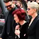 Sirdi plosošas Šāronas Osbornas fotogrāfijas Ozija bērēs atklāj dziļas skumjas un nemirstīgu mīlestību