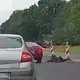 Sirds plosoša traģēdija Kalnciema ielā: Auto notriec tēvu ar bērnu uz gājēju pārejas, aktualizējot satiksmes drošības izaicinājumus Rīgā
