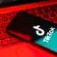 Sirdsēsti un briesmas: 12 gadus veca zēna nāve atkal izgaismo "TikTok" izaicinājumu drūmo seju