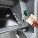 Skaidras Naudas Revolūcija: Kā jaunie ierobežojumi no 2025. gada izsauc Sašutumu un Pārveido Latvijas Finanšu Ainavu