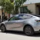 Skandāls ar Tesla Autonomo Piegādi: FSD Kļūda un Aizliegta Parkošanās uz Ugunsdzēsēju Joslas