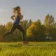 Skriešana Vasaras Svelmē: Ieguvumi, Riski un Gudri Padomi Jūsu Veselībai