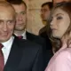 Skumjā skatiena stāsts: vai Putina un Kabajevas dēls patiešām dzīvo zelta būrī?