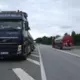 Šokējoša Avārija uz Rīgas Apvedceļa: Ārzemju Kravas Auto Šoferis Izraisa Sadursmi un Bezatbildīgi Aizbēg no Notikuma Vietas