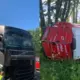 Šokējoša avārija uz Jūrmalas šosejas: "Audi" vainīgais bēg, "Rimi" busiņš kūleņo