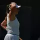 Šokējošs Pavērsiens Vimbldonā: Aļona Ostapenko Jau Pirmajā Kārtā Cieš Sāpīgu Zaudējumu Pret Mājiniecei
