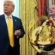 Šokējošs apgalvojums: Donalds Tramps apgalvo, ka Klubu Pasaules kausa oriģinālā trofeja atrodas viņa kabinetā, kamēr "Chelsea" tikusi pie replikas