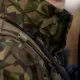 Šokējošs incidents Alūksnē: NBS karavīrs pamatīgā reibumā ietriecas mājas sienā, raisot jautājumus par atbildību un bruņoto spēku tēlu