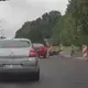 Šokējošs negadījums Kalnciema ielā: Auto notriec tēvu ar bērnu, šoferis pat nemēģina bremzēt – video atklāj šausmas