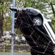 Šoks Babītē: Auto Ietriecas Bērnu Rotaļu Laukumā, Brīnumainā Kārtā Neviens Neiet Bojā