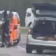 Šoks uz Salaspils-Babītes šosejas: 10 tonnu rullis izkrīt no fūres, ievainots divgadīgs bērns
