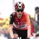 Spāņu riteņbraukšanas zvaigzne Karloss Rodrigess smagas traumas dēļ izstājas no “Tour de France”