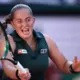 Spriedzes Pilns Starts: Ostapenko pret Kartalu Īstbornā, Meklējot Triumfu uz Zāliena