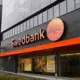 Swedbank Satversmes tiesā apstrīd solidaritātes iemaksu atlaižu kritērijus: "Pārkāpj vienlīdzības principu"