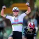 Tadejs Pogačars Tour de France ceturtajā posmā izcīna 100. karjeras uzvaru, ieejot riteņbraukšanas vēsturē