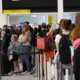 Tehniskā kļūme Lielbritānijā rada haosu gaisa satiksmē, atceļot simtiem reisu