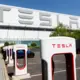 Tesla ASV tirgū zaudē apgriezienus: tirgus daļa zem 40%