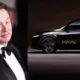 Tesla Robotaxi: Lieli solījumi, cilvēks pie stūres un regulatori uz papēžiem