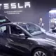 Teslas īpašnieki Francijā iesūdz uzņēmumu tiesā: Mūsu auto kļuvuši par 'galēji labējiem totēmiem' Muska dēļ