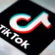 TikTok darbinieki Berlīnē streiko pret MI aizstāšanu: simtiem darbinieku baidās zaudēt darbu