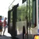 Traģēdija Ķengaragā: auto nāvējoši notriec gājēju sabiedriskā transporta pieturā