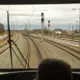 Traģēdija Rīgā: Vilciens Patversmes ielā notriec cilvēku, vīrietis iet bojā, iespējams, glābjot sievu