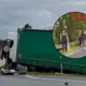 Traģēdija uz Bauskas šosejas: glābēji ar hidrauliskajiem instrumentiem atbrīvo vieglās automašīnas šoferi no sadragātās spēkratu kaudzes