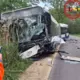 Tragēdija uz Daugavgrīvas šosejas: Avārijā ar autobusu bojā gājis cilvēks, trīs ievainoti