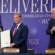Tramps Kualalumpurā panāk vēsturisku miera vienošanos starp Taizemi un Kambodžu