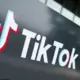 Tramps Paziņo par "TikTok" Pircējiem: Digitālās Diplomātijas Augstspēles ASV un Ķīnas Attiecībās