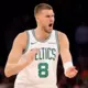 Uguns Aizkulises NBA: Fīniksas “Suns” Pēta Zemes Kristapam Porziņģim