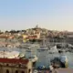 Ugunsgrēka dēļ Marseļas lidostā valda haoss: simtiem pasažieru iestrēguši