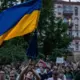 Ukraina krustcelēs: Zelenskis paraksta strīdīgo pretkorupcijas likumu, izraisot masveida protestus