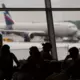 Ukrainas droni paralizē krievijas gaisa satiksmi, izraisot transporta ministra atlaišanu