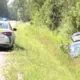 Uzmanības mirklis izvēršas avārijā: Volkswagen iestūrē grāvī uz Jelgavas šosejas, atgādinot par navigācijas slēptajiem draudiem