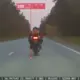 VIDEO: Ātruma Rekordi un Bēgšana ar Zagtu Motociklu – Skarba Aizturēšana uz A10 Maksā vairāk nekā 6400€