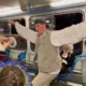 VIDEO. Pēc Svētkiem Dvēsele Dzied un Kājas Dejo: Jaunieši Pārsteidz ar Spontānu Deju Tramvajā Rīgā