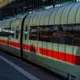 Vācija Karstuma Gūstā: Pasažieri Divarpus Stundas Iestrēgst Svelošā Vilcienā uz Tilta