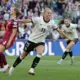 Vācijas futbolistes dramatiskā spēlē pārspēj dāniju un tuvojas euro ceturtdaļfinālam