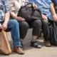 Vai Latvijas vīrieši sagaidīs bāzes pensiju? Demogrāfiskās realitātes un ministrijas plāni